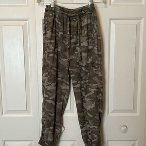 Ladies AMERICAN EAGLE Camo Joggers, sz M, Silky Fabric